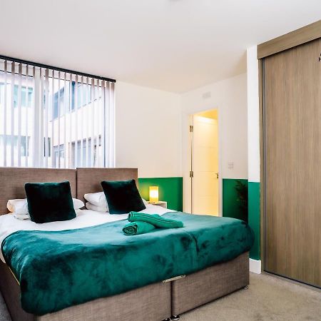 Modern Two-Bedroom Apartment - Central Location, Free Wi-Fi, Ideal For Long Stays By Av Hughes Properties ميلتون كينيز المظهر الخارجي الصورة