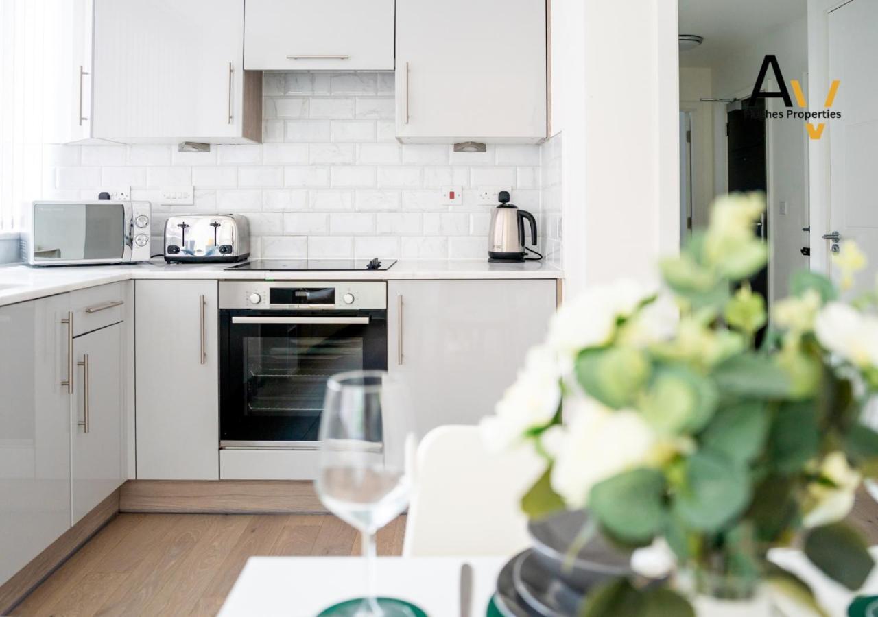 Modern Two-Bedroom Apartment - Central Location, Free Wi-Fi, Ideal For Long Stays By Av Hughes Properties ميلتون كينيز المظهر الخارجي الصورة