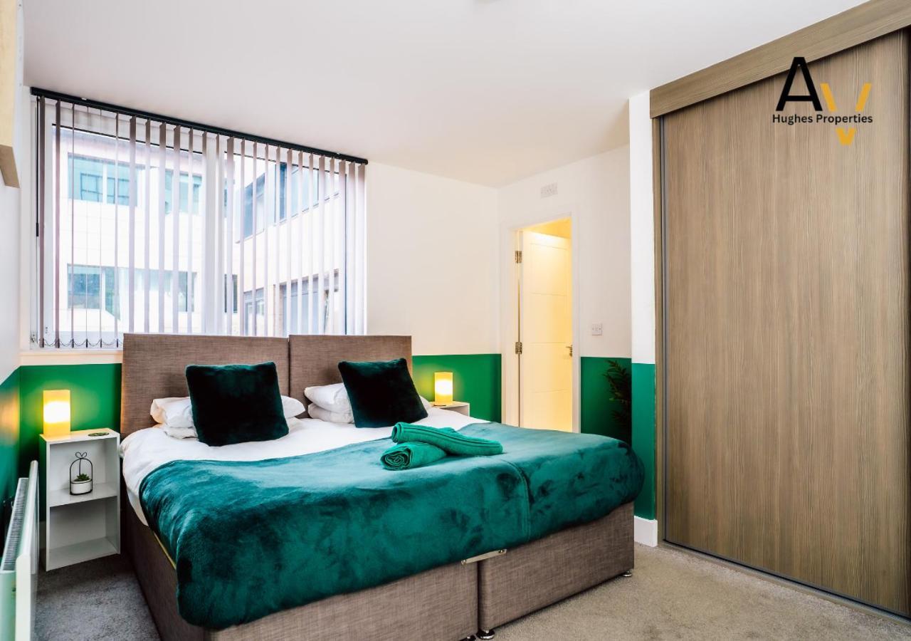 Modern Two-Bedroom Apartment - Central Location, Free Wi-Fi, Ideal For Long Stays By Av Hughes Properties ميلتون كينيز المظهر الخارجي الصورة
