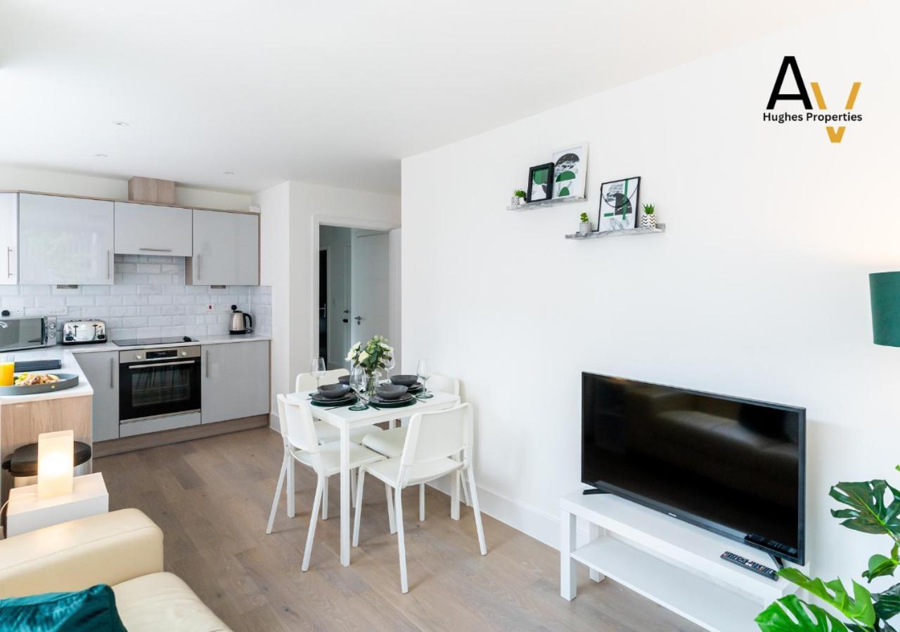 Modern Two-Bedroom Apartment - Central Location, Free Wi-Fi, Ideal For Long Stays By Av Hughes Properties ميلتون كينيز المظهر الخارجي الصورة